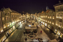 Hochstativaufnahme des Christkindlmarkts in Bad Tlz