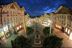 Hochstativaufnahme der Marktstraße in Bad Tölz